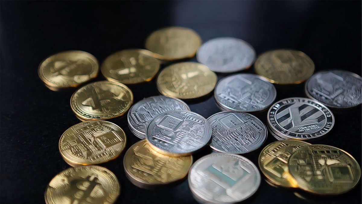 Will Altcoins Thrive with Bitcoin's Downturn?